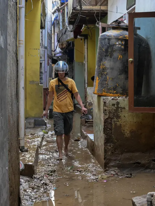 Badan Penanggulangan Bencana Daerah (BPBD) DKI Jakarta mencatat, sebanyak 100 Rukun Tetangga (RT) dan 3 ruas jalan tergenang banjir. (BAY ISMOYO/AFP)