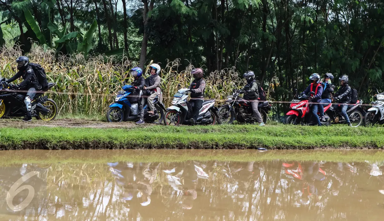 Sejumlah pemudik motor menerobos jalan perkampungan di kawasan Ketanggungan, Kabupaten Brebes, Jateng, Senin (4/6). Volume kendaraan yang meningkat dari keluar tol Pejagan membuat jalur perkampungan sebagai jalur alternatif. (Liputan6.com/Fery Pradolo)
