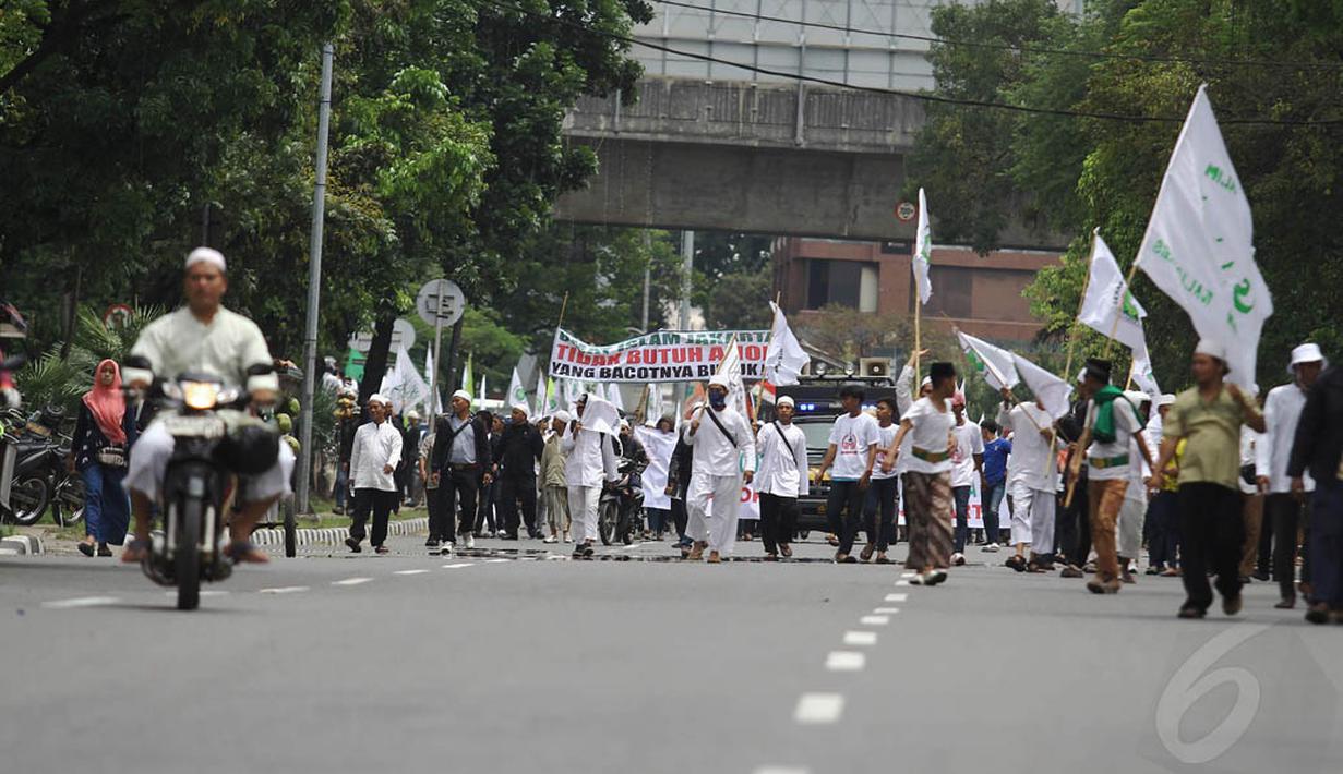 Massa melakukan long march dari Bundaran HI sampai di Balaikota, Jakarta, Senin (1/12/2014). (Liputan6.com/Faizal Fanani)