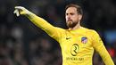 Kiper Timnas Slovenia berusia 31 tahun yang kini tengah menjalani satu dekade bersama Atletico Madrid, Jan Oblak saat ini mendapatkan gaji sebesar 350,7 ribu pounds atau setara Rp6,8 miliar per pekan. Eks Benfica tersebut masih terikat kontrak bersama Atletico Madrid hingga akhir musim 2027/2028. (AFP/John Thys)