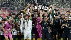 Kapten Persebaya Surabaya, Francisco Rivera, mengangkat trofi juara Piala Presiden 2026 saat perayaan kemenangan usai mengalahkan Persib Bandung pada laga final di Stadion Kapten I Wayan Dipta, Gianyar, Bali, Kamis (6/8/2026). Persebaya memastikan gelar juara perdana setelah menang dramatis 6-5 lewat adu tendangan penalti, menyusul hasil imbang 1-1 hingga babak tambahan waktu. (KapanLagi.com/Budy Santoso)