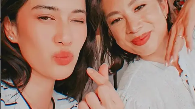 Dian Sastrowardoyo dan Jennifer Bachdim. [Foto: Instagram/therealdisastr]