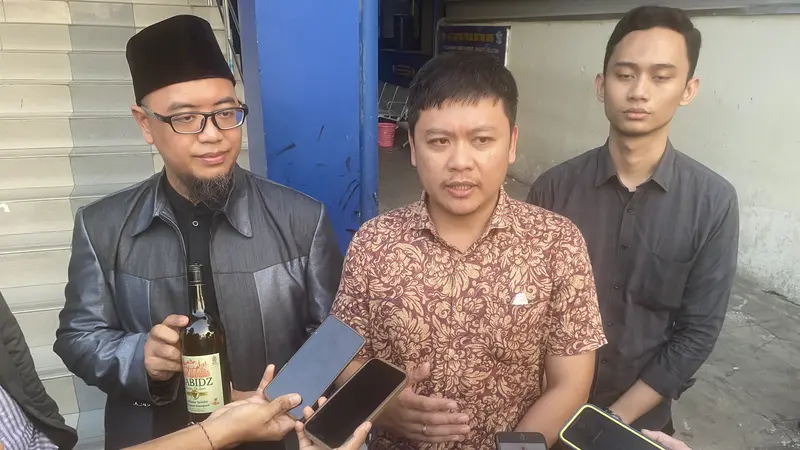 Seorang pria bernama Muhamad Adinurkiat mendatangi Polda Metro Jaya untuk melaporkan kasus dugaan penipuan yang dilakukan oleh produsen produk red wine dengan merk Nabidz.