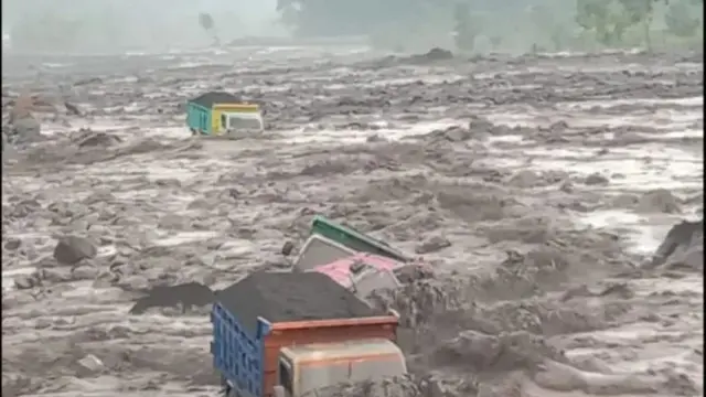 Empat Truk penambang pasir terjebk banjir lahar dingin Gunung Semeru (Istimewa)
