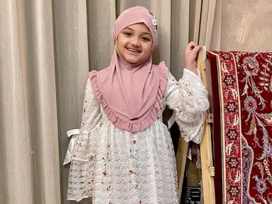 Melalui akun Instagram pribadinya, unggahan Arsy Hermansyah saat memakai hijab menjadi perhatian netizen. Terlebih, baru-baru ini dirinya mengungkapkan keinginan untuk bisa masuk ke pesantren demi menambah ilmu. (Liputan6.com/IG/@queenarsy)