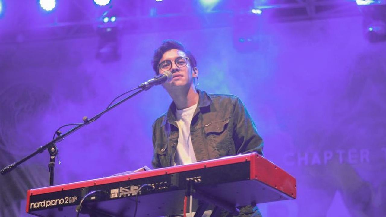 7 Gaya Ardhito Pramono saat di Atas Panggung, Curhatannya Soal Nasib Musisi Viral