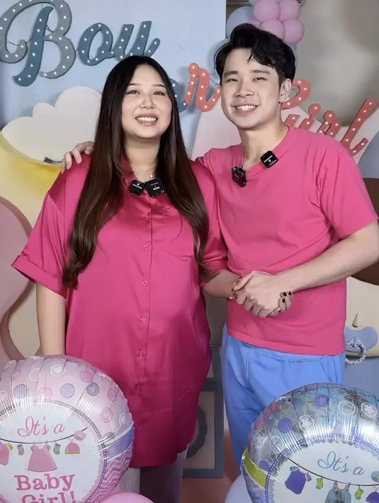 <p>Dalam video tersebut, Sisca Kohl tampak mengenakan kemeja lengan pendek oversize warna pink fuschia. Yang serasi dengan Jess No Limit yang mengenakan kaos warna serupa. [@siscakohl]</p>