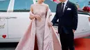 Sementara itu saat acara matrimony, Gwen mengenakan pink mermaid dress dan robe yang dihiasi beadings dan kristal. Ryan tampil dengan setelan jas hitamnya. [@nancywarrencouture]