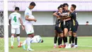 <p>Sejumlah pemain Dewa United melakukan selebrasi setelah pemain Persikabo 1973, Syahrul Lasinari mencetak gol bunuh diri pada laga&nbsp;laga lanjutan BRI Liga 1 2023/2024 di Indomilk Arena, Tangerang, Kamis (07/03/2024). (Bola.com/M Iqbal Ichsan)</p>