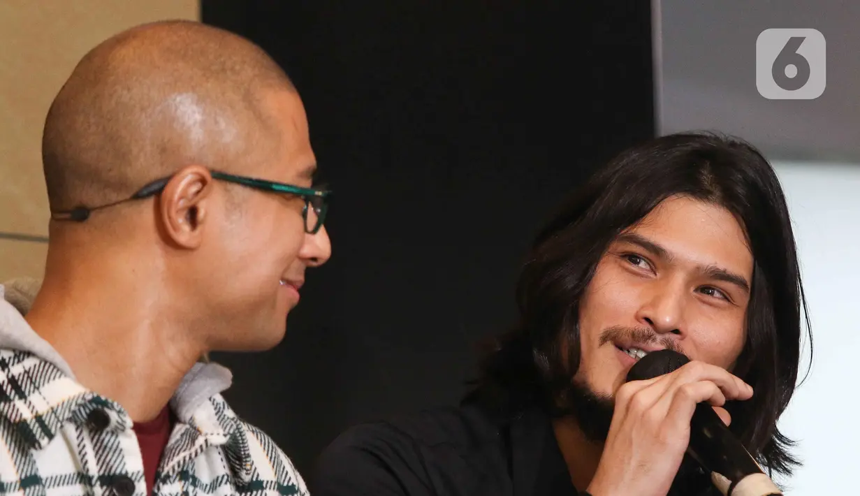 Penyanyi Marcel Siahaan dan Virzha saat launching album USB Flash Disk Card di kawasan Kemang, Jakarta, Kamis (23/6/2022). Album USB flash disk card yang bertajuk DIVO (Cerita Tentang Cinta) ada  5 penyanyi Pria ada Sandhy Sondoro, Rio Febrian, Marcell, Virzha dan juga Bams, yang berisi 10 lagu pilihan. (Liputan6.com/Herman Zakharia)