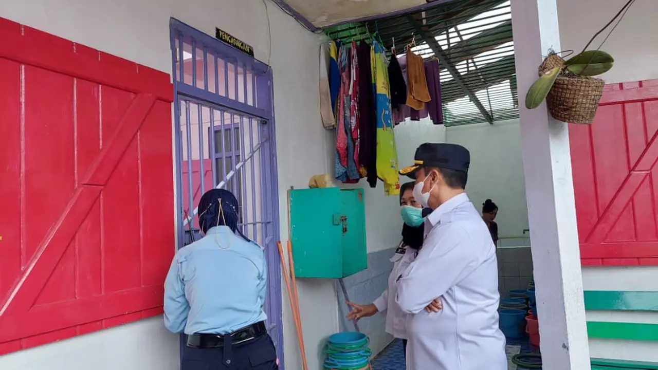 Kepada Divisi Pemasyarakatan (Kadivpas) Kanwil Kemenkumham Jatim Teguh Wibowo meninjau lapas perempuan Malang. (Dian Kurniawan/Liputan6,com)