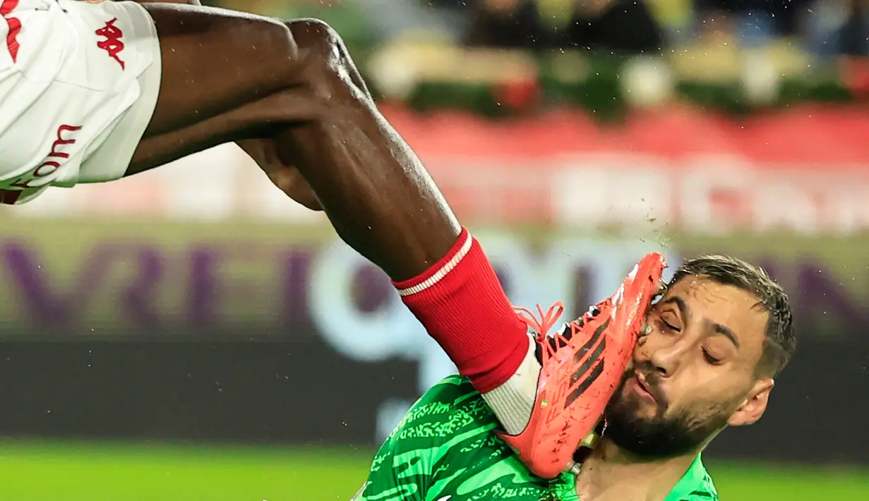 Insiden terjadi di menit ke-22 ketika Singo, bek sayap Monaco, berusaha melewati Donnarumma di dalam kotak penalti PSG. Dalam upayanya menutup ruang gerak lawan, Donnarumma justru terhantam sepatu Singo tepat di wajah. (AFP/Valery Hache)