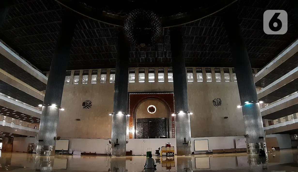 Suasana Masjid Istiqlal, Jakarta, Jumat (24/4/2020). Semoga kita bisa mengambil hikmah dari kondisi yang terjadi saat ini dan menuaikan ibadah Ramadan 1441 H dengan lebih khusyuk dan hikmat meski tidak bisa berjamaah di masjid atau musala untuk sementara waktu. (Liputan6.com/Helmi Fithriansyah)