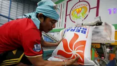 Pekerja menyiapkan paket beras di pabrik provinsi Chainat, Thailand (16/12/2015). Impor beras dari Thailand sebagai ca¬dangan beras untuk kebutuhan di dalam negeri hingga awal tahun depan.(REUTERS / Jorge Silva)