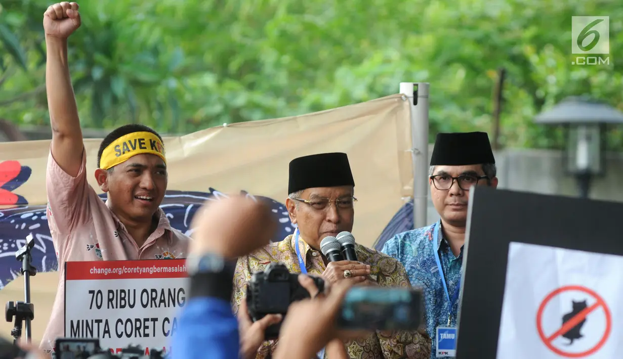 Ketum PBNU KH Said Aqil Siradj dan Ketua Wadah Pegawai KPK Yudi Purnomo Harahap saat pidato aksi dukung capim KPK bersih di Gedung KPK, Jumat (30/08/2019). Said Aqil Siradj mengharapkan agar Jokowi menghadiahi KPK dengan pimpinan yang tidak mempunyai latar belakang buruk. (merdeka.com/Dwi Narwoko)
