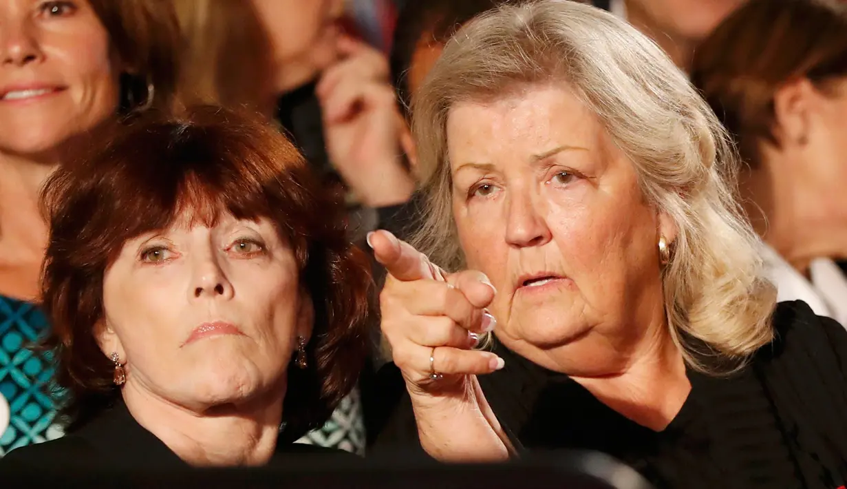 Kathleen Willey dan Juanita Broaddrick, yang mengaku 'korban' pelecehan seksual dari suami Hillary Clinton, Bill Clinton, menghadiri Debat Capres AS putaran kedua di Washington University,  St Louis, Missouri, Minggu (9/10).  (REUTERS/Lucy Nicholson)
