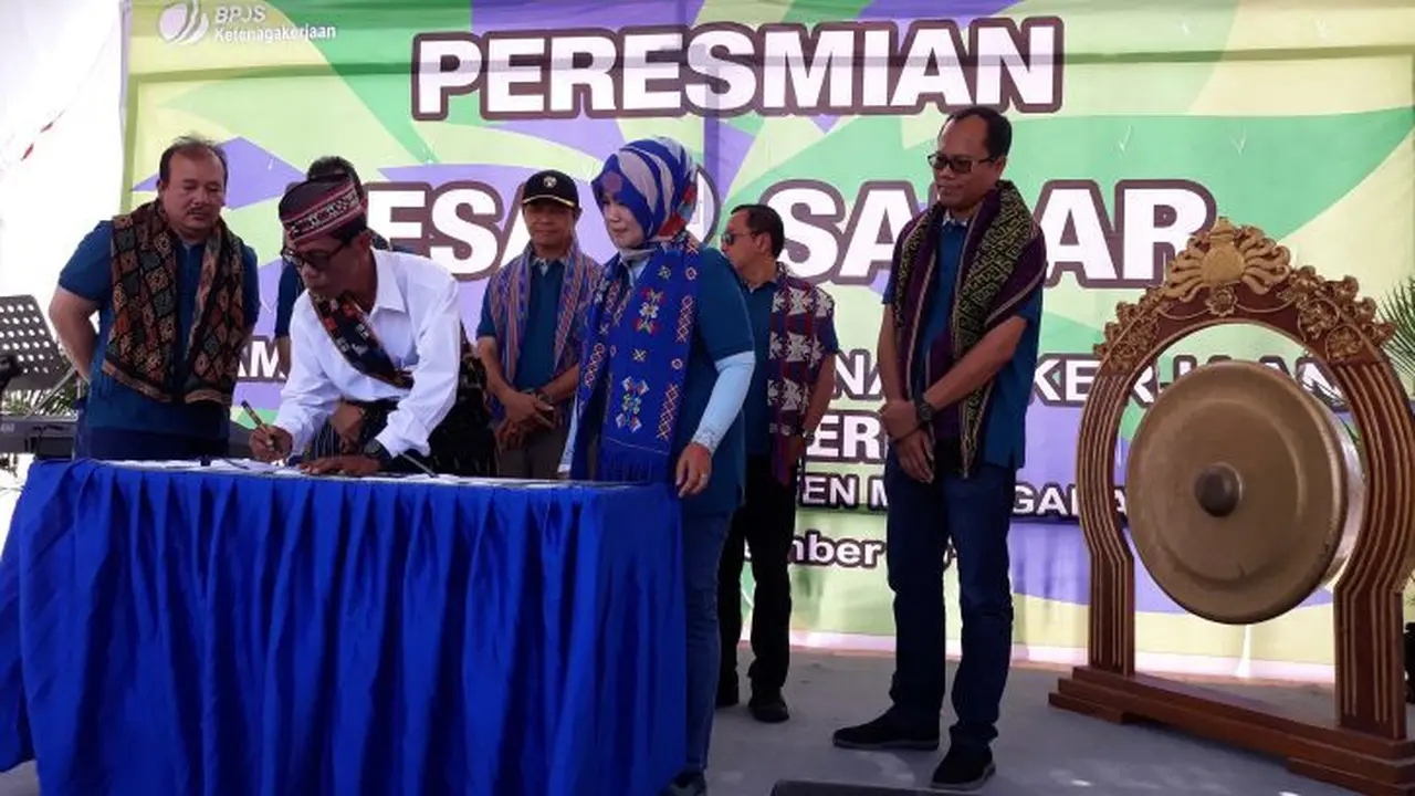 BPJS Ketenagakerjaan resmi memberikan jaminan sosial perlindungan untuk aparatur desa di Desa Batu Cermin, Kecamatan Komodo, Manggarai Barat, Nusa Tenggara Timur (NTT) pada Kamis (13/9/2018). (Agustina Melani/Liputan6.com)