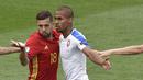 Bek Spanyol, Jordi Alba, beradu badan dengan bek Republik Ceska, Teodor Gebre. Sepanjang laga Spanyol melakukan tendangan ke arah gawang sebanyak delapan kali. (AFP/Pascal Pavani)