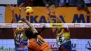 Dua pemain putri Jakarta PGN Popsivo mencoba memblok smash Dayesi Masso C (Jakarta Bank DKI) di putaran kedua pekan ketiga Pertamina Proliga 2015 di Hall A GBK Senayan, Jakarta, Jumat (20/3/2015). (Liputan6.com/Helmi Fithriansyah)