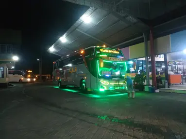 Bus PO Eka dengan gemerlap hijau yang memukau.