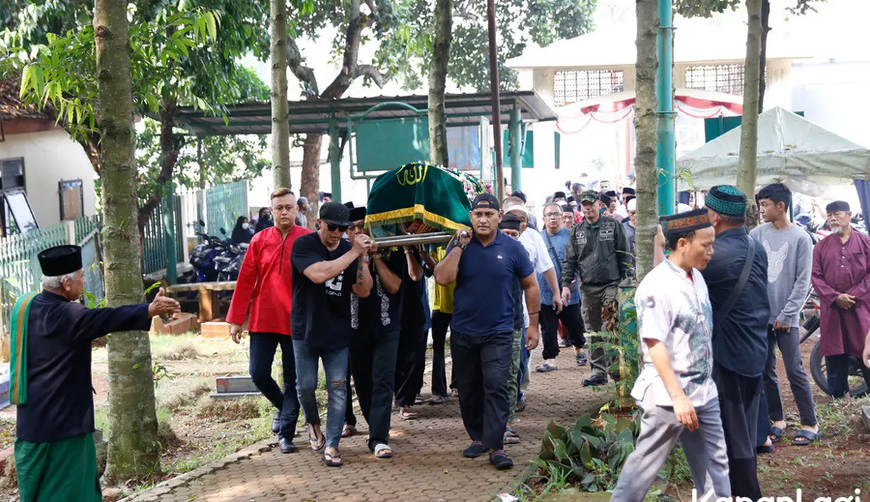 Keesokan harinya, atau hari Kamis (27/6) Taufik Lala  dimakamkan di TPU Muncul, Jakarta Timur. Tampak Bang Tigor dan juga Said Bajuri dibarisan depan mengotong keranda jenazah Taufik Lala. [Foto: Bayu Herdianto/KapanLagi.com]