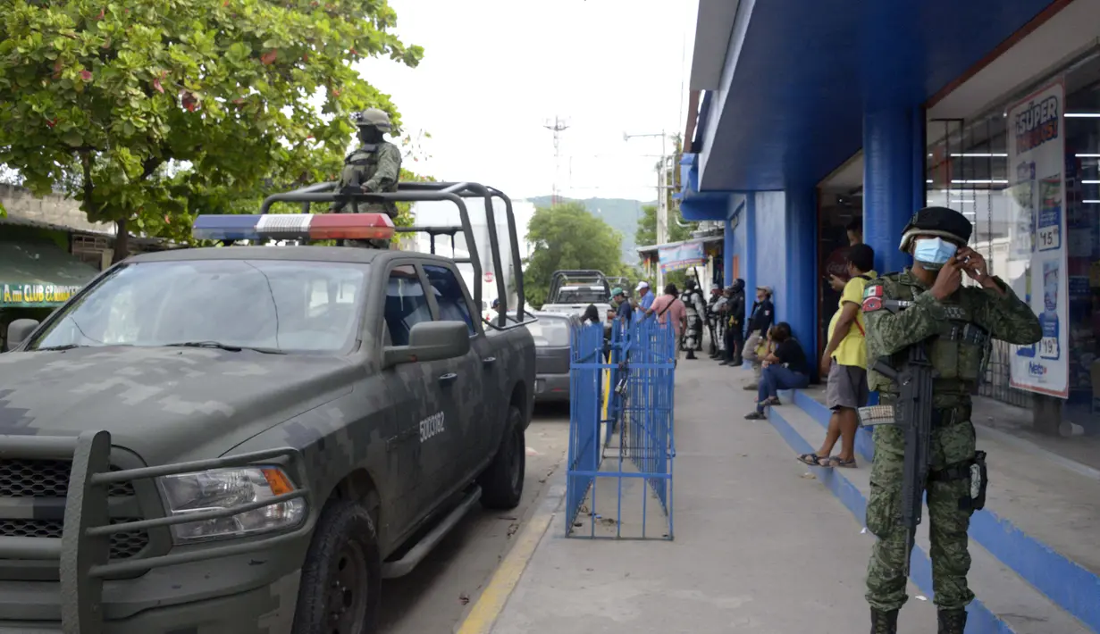 Tentara Angkatan Darat Meksiko memeriksa daerah pembunuhan jurnalis Meksiko Nelson Mateus di kota peristirahatan Acapulco, negara bagian Guerrero, Meksiko, 15 Juli 2023. (AFP/FRANCISCO ROBLES)