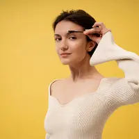 Bagi para model, bleached brows bukan sekadar tren, tapi juga strategi untuk menonjolkan ekspresi wajah. (foto/dok: freepik)