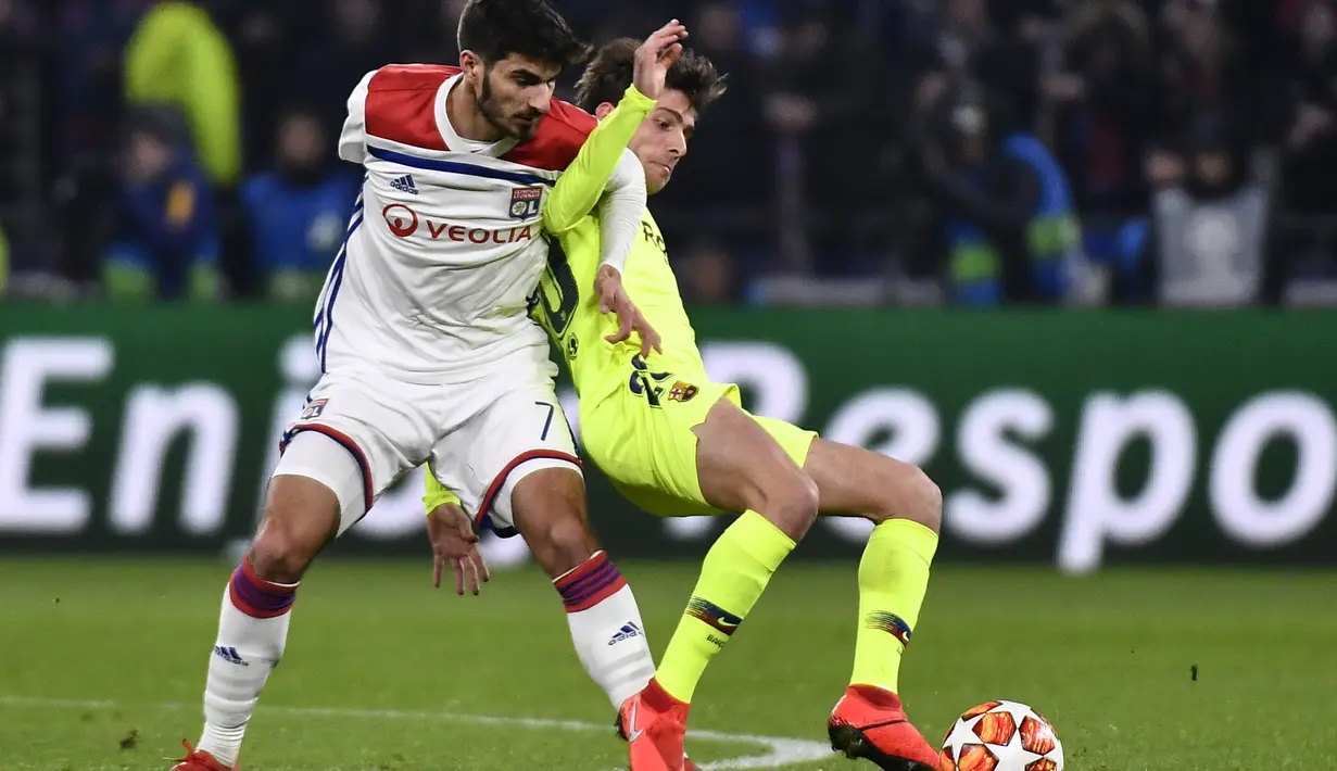Duel gelandang Lyon, Martin Terrier dan Sergi Roberto pada leg 1, babak 16 besar Liga Champions yang berlangsung di stadion Parc Olympique Lyonnais, Lyon, Rabu (20/2). Barcelona bermain imbang 0-0 kontra Lyon. (AFP/Franck Fife)