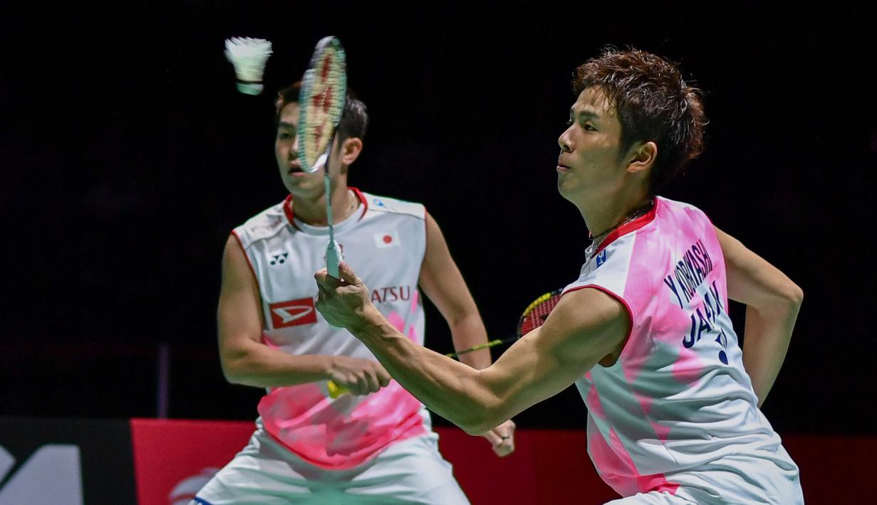 Pasangan Jepang, Takuro Hoki/Yugo Kobayashi, saat melawan wakil Indonesia, Hendra Setiawan/Mohammad Ahsan pada Kejuaraan Dunia Bulutangkis 2019 di Swiss, Minggu (25/8). Indonesia menang 25-23, 9-21, 21-15. (AFP/Fabrice Coffrini)