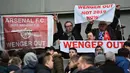 Suporter Arsenal memasang spanduk “Wenger Out” saat laga timnya melawan Brighton pada lanjutan Premier League di American Express Community Stadium, Brighton, (4/3//2018). Arsenal kalah 1-2. (AFP/Glyn Kirk)