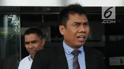 Ketua DPRD Kota Malang Abdul Hakim usai memenuhi panggilan penyidik KPK, Jakarta, Jumat (6/4). Abdul Hakim diperiksa sebagai tersangka terkait kasus dugaan suap pembahasan APBD-P Pemerintah Kota Malang Tahun Anggaran (TA) 2015. (Merdeka.com/Dwi Narwoko)