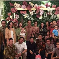 Di sebuah foto yang diunggah akun @tante_rempongg, terlihat suasana pertunangan Raisa dan Hamish Daud. Keduanya berdiri di tengah-tengah keluarga besar. Raisa mengenakan kebaya dan Hamish memakai kemeja batik. (Instagram/tante_rempongg)