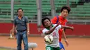 Penyerang timnas Indonesia U-23, Ilham Udin Armaiyn (20) berebut bola dengan Woo Jusung (Korea Selatan) di laga kualifikasi grup H Piala Asia 2016 di Stadion GBK Jakarta, Selasa (31/3/2015). Indonesia U-23 kalah 0-4. (Liputan6.com/Helmi Fithriansyah)