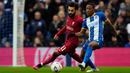 Pemain Liverpool Mohamed Salah (kiri) berebut bola dengan pemain Brighton and Hove Albion Danny Welbeck pada pertandingan sepak bola putaran keempat Piala FA di Stadion Falmer, Brighton, Inggris, 29 Januari 2023. Liverpool kalah 1-2 dan harus tersingkir dari Piala FA. (AP Photo/Alastair Grant)