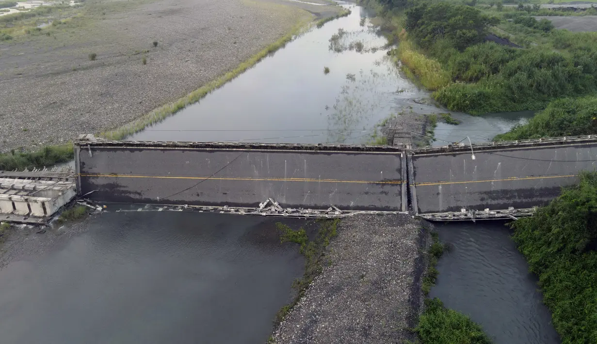Pemandangan dari udara menunjukkan jembatan Kaoliao yang runtuh di wilayah Hualien Taiwan timur (19/9/2022). Pusat Seismologi Taiwan mencatat gempa pada Minggu berada di kedalaman 7 kilometer di sebelah utara Kabupaten Taitung. (AFP/Sam Yeh)