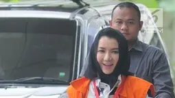 Bupati (nonaktif) Kutai Kartanegara, Rita Widyasari mendatangi Gedung KPK untuk menjalani pemeriksaan, Jakarta, Selasa (30/1). KPK terus mendalami terkait penerimaan dan kepemilikan aset Rita Widyasari. (Liputan6.com/Herman Zakharia)