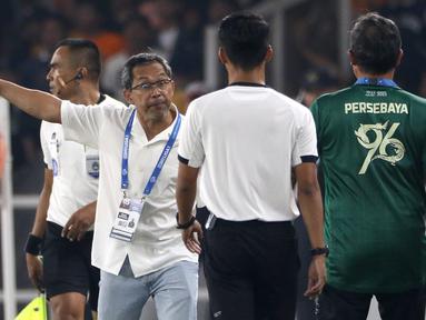 Ekspresi pelatih Persebaya Surabaya, Aji Santoso (kiri), saat melakukan protes kepada asisten wasit dalam pertandingan pekan kelima BRI Liga 1 2023/2024 melawan Persija Jakarta yang berlangsung di SUGBK, Jakarta, Minggu (31/7/2023). (Bola.com/Ikhwan Yanuar)