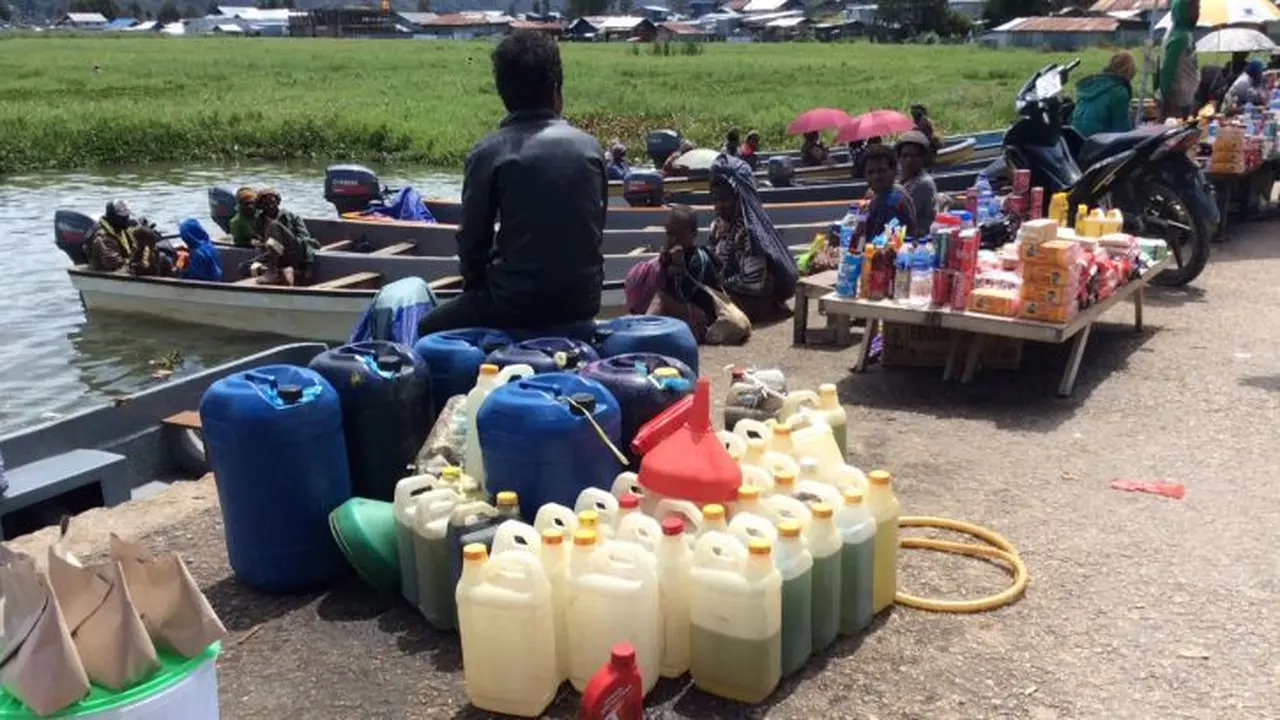 Selama puluhan tahun, kampung yang terletak di pesisir Danau Paniai ini selalu menikmati harga Premium hingga Rp 25 ribu per liter. (Katharina/Liputan6.com)