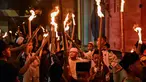 Sejumlah anak-anak mengambil bagian dalam pawai obor pada malam Idul Fitri 1446 Hijriah, yang menandai berakhirnya bulan puasa Ramadan, di Surabaya pada 30 Maret 2025. (JUNI KRISWANTO/AFP)