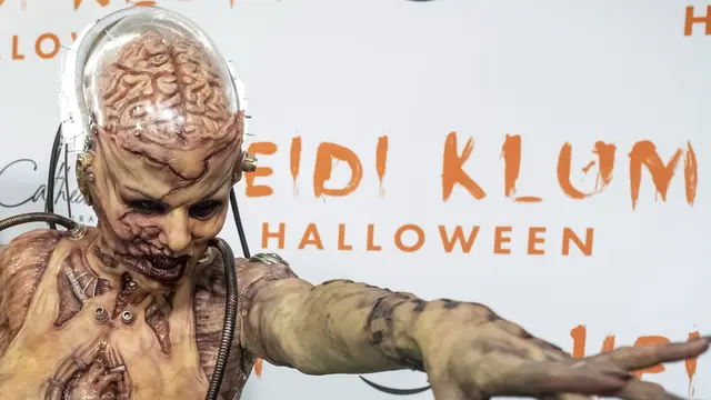 Model Cantik Heidi Klum Tampil Seram di Pesta Halloween 2019