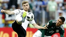 Striker Jerman, Timo Werner, berusaha melewati gelandang Meksiko, Edson Alvarez, pada laga Grup F Piala Dunia di Stadion Luzhniki, Moskow, Minggu (17/6/2018). Meksiko menang 1-0 atas Jerman. (AP/Antonio Calanni)