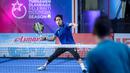 <p>Selebritas Indonesia, Fateh Halilintar berusaha memukul bola ke arah pasang Raffi Ahmad dan Thoriq Halilintar dalam laga final ganda putra padel Turnamen Olahraga Selebriti Indonesia (TOSI) Season 4 di GOR UNJ, Rawamangun, Minggu (09/11/2025). (Bola.com/Bagaskara Lazuardi)</p>