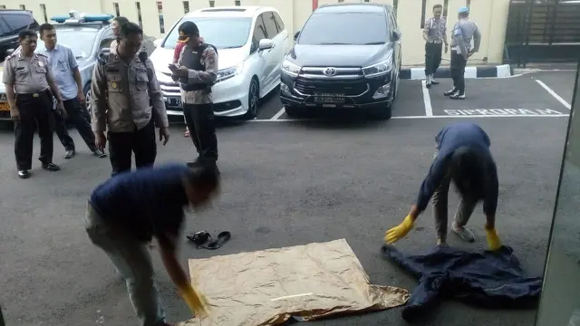 Polisi bedah tas mencurigakan di Gang Anggrek, samping SPBU Jalan Kartini, Kecamatan Pancoran Mas, Depok, Jawa Barat. (Liputan6.com/Ady Anugrahadi)