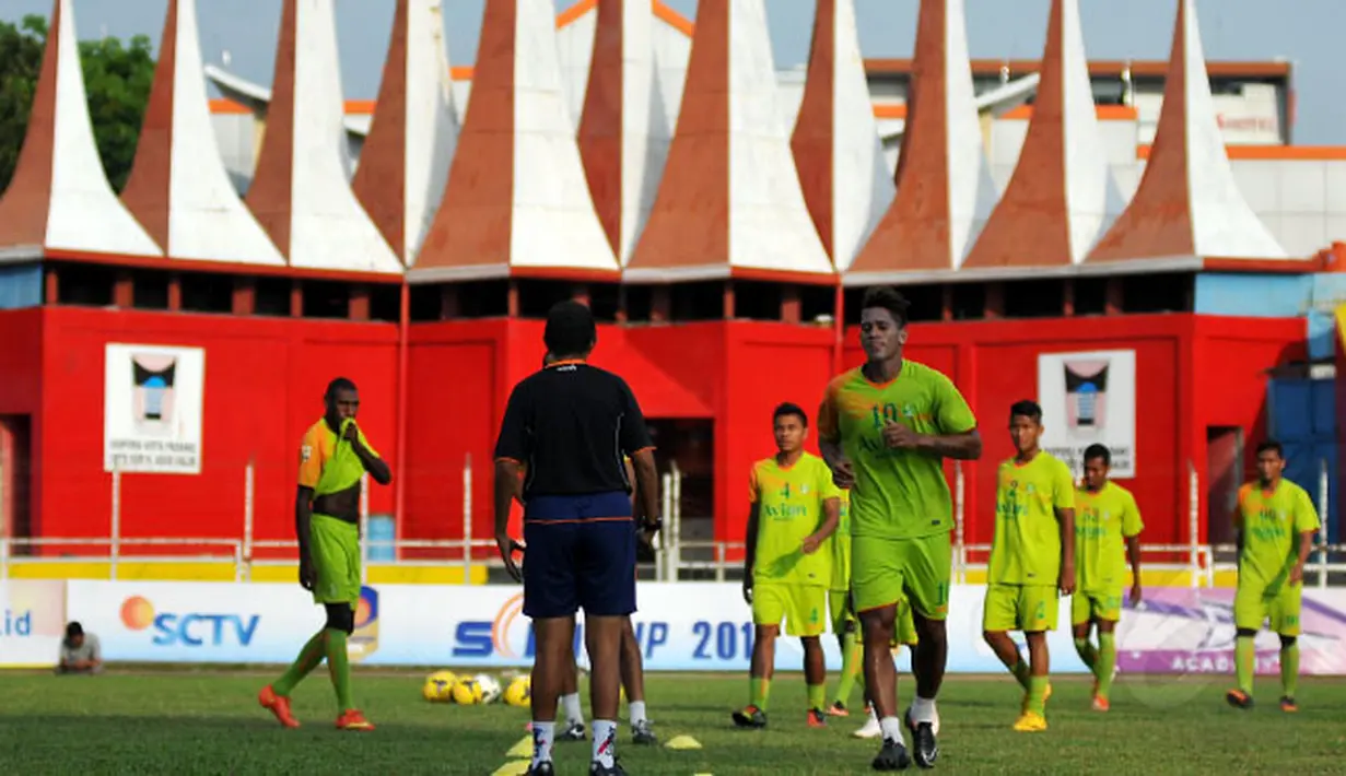 Jelang laga perdana di SCM Cup 2015, Persebaya Surabaya menggelar sesi latihan di Stadion H Agus Salim, Padang, Jumat (16/1/2015). (Liputan6.com/Johan Tallo)