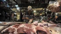 Pedagang memotong daging sapi di Pasar Senen, Jakarta Pusat, Selasa (31/5/2022). Maraknya kasus penyakit mulut dan kuku (PMK) pada hewan ternak seperti sapi dan kambing sejak beberapa waktu lalu, serta ditambah masih tingginya harga berimbas pada merosotnya penjualan daging di Pasar Senen hingga 50 persen. (merdeka.com/Iqbal S. Nugroho)