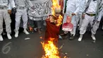 Massa yang tergabung dalam Forum Umat Islam menggelar aksi di depan Kedubes Myanmar, Jakarta, Rabu (27/5/2015). Mereka mengecam Biksu Ahsin Wirathu yang membantai etnik Rohingya. (Liputan6.com/Johan Tallo)