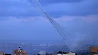 Roket ditembakkan dari Kota Gaza menuju Israel pada 7 Oktober 2023. (SAID KHATIB / AFP)