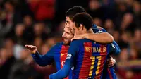 Trio Lionel Messi, Luis Suarez, dan Neymar merayakan gol Barcelona ke gawang Celta Vigo pada laga La Liga di Camp Nou, Sabtu (4/3/2017). (AFP/Lluis Gene)