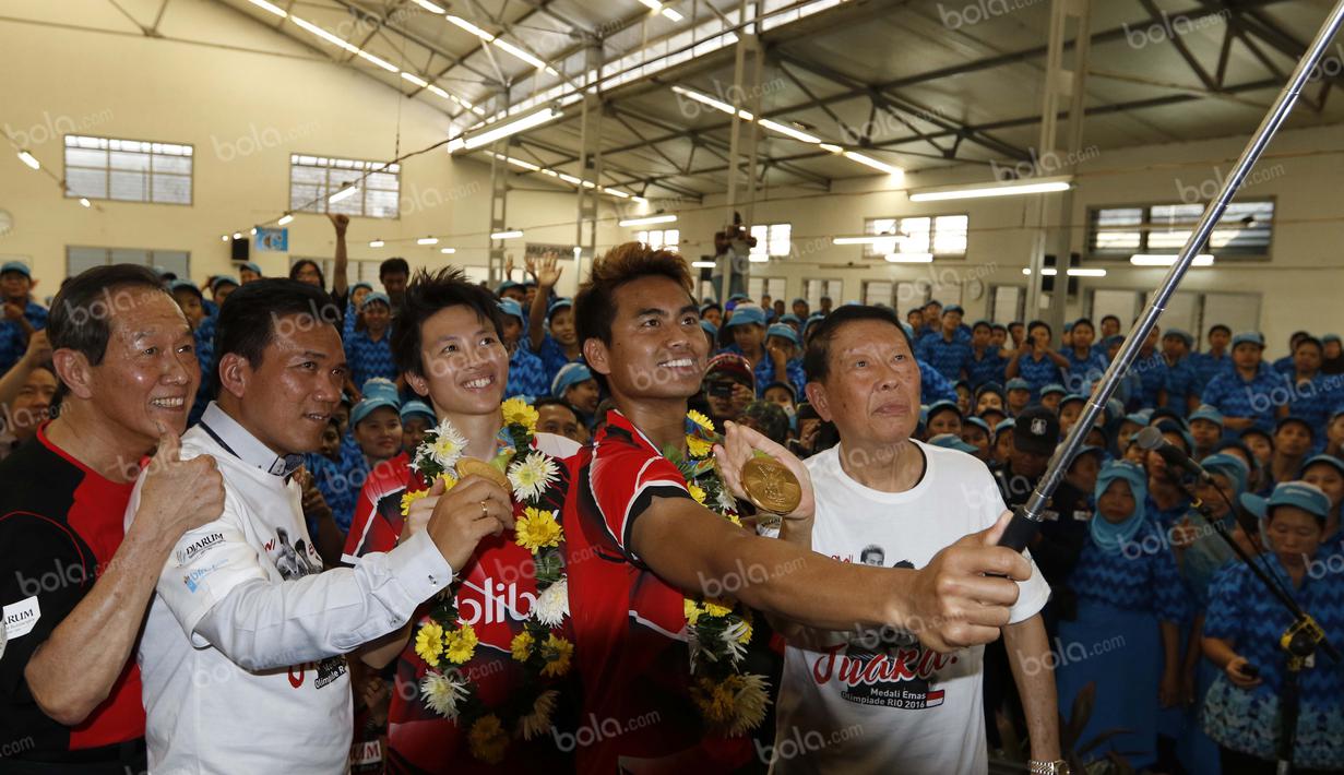 Tontowi Ahmad dan Liliyana Natsir berfoto dengan Bupati Kudus, Musthofa (kedua dari kiri) saat hadir di Brak BL 53 Djarum, Kamis (1/9/2016). Brak BL 53 adalah tempat yang menjadi cikal bakal berdirinya PB Djarum. (Bola.com/Arief Bagus)