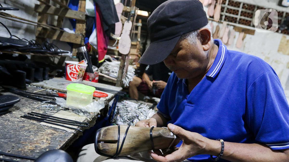 Rekrut Warga Sekitar, Industri Rumahan Ini Mampu Pasarkan Ribuan Pasang Sandal Wanita